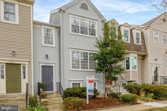 2389 Hunters Square Ct, Reston, VA 20191
