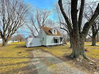 833 S Mill St, Flora, IL 62839