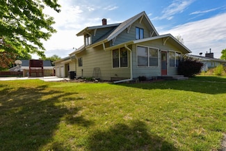 1013 Pacific St, Cambridge, NE 69022