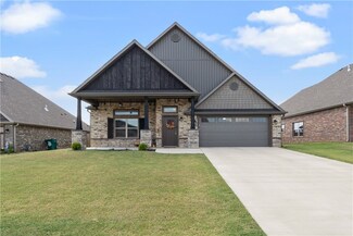 1061 Bootleg Rd, Bentonville, AR 72713