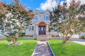 32 3rd Ave, New Hyde Park, NY 11040