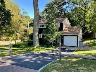 37 Hewlett Dr, Sound Beach, NY 11789