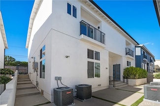 7127 1/2 S La Cienega Blvd, Los Angeles, CA 90045