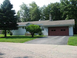 4 Cardinal Ln, Biddeford, ME 04005