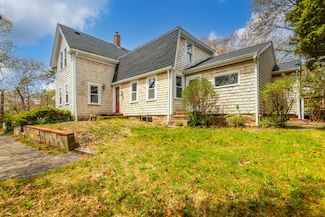 30 Saint Margarets St, Buzzards Bay, MA 02532