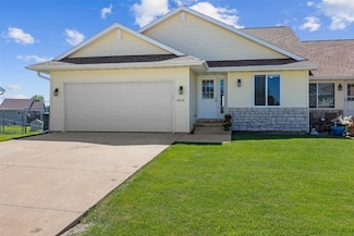 8410 Woodstone Ct SW, Cedar Rapids, IA 52404