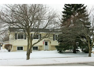 1069 Emmons St, Hiawatha, IA 52233