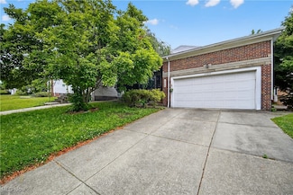 4390 Groveland Rd, Cleveland, OH 44118