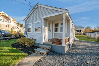 49 Reservoir Rd, Middletown, RI 02842