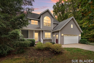 6814 Dale Ct, Fennville, MI 49408