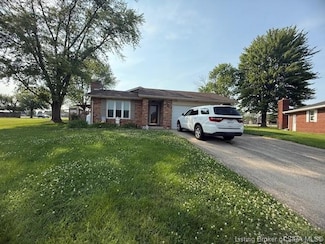 2294 Locust Ct E, Seymour, IN 47274