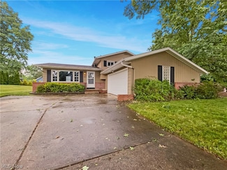 825 Penn Wood Dr, Tallmadge, OH 44278
