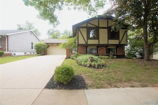 1061 Treetop Trail Dr, Ballwin, MO 63021