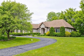 374 Oakbridge Dr, Rochester, MI 48306
