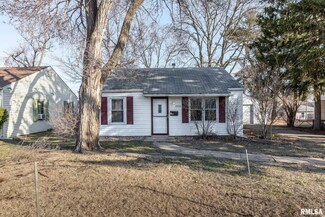 1515 Loretta St, Pekin, IL 61554