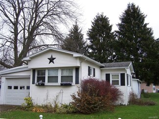 53 Lakewood Village, Medina, NY 14103
