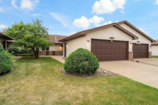 2192 Vierling Dr E, Shakopee, MN 55379