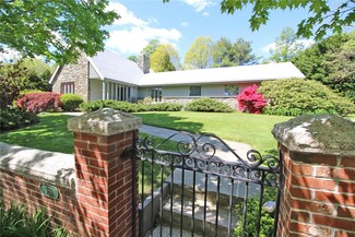 363 Gibbs Ave, Newport, RI 02840