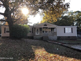 909 Caroline Ct, Sneads Ferry, NC 28460