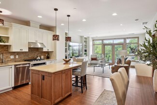 875 Lake St N Unit 209, Wayzata, MN 55391