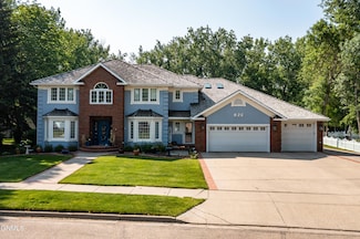 826 Munich Dr, Bismarck, ND 58504
