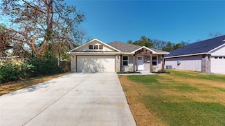 703 Cedar St, Cleburne, TX 76031