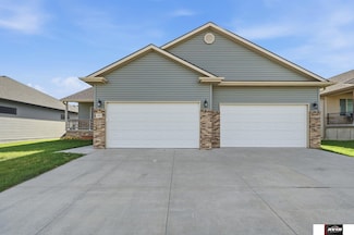 10111 White Pine Rd, Lincoln, NE 68527