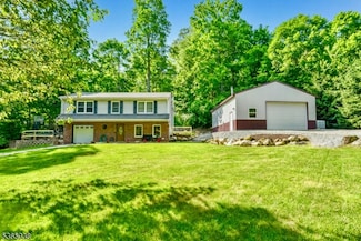 28 Holland Mt Rd, Oak Ridge, NJ 07438