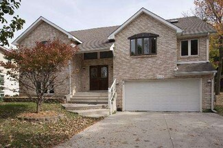 9025 Skyline Dr, Burr Ridge, IL 60527