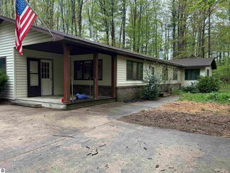 9074 S 11 Rd, Cadillac, MI 49601