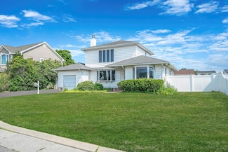 35 Sunset Ln, Patchogue, NY 11772