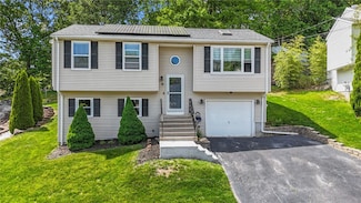 15 Lawnacre Dr, North Providence, RI 02911