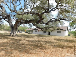 462 County Road 763, Devine, TX 78016