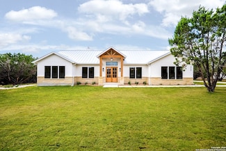 456 E Rio Azule Dr, Pipe Creek, TX 78063