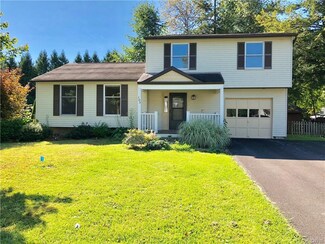 105 Cottage Grove Dr, Minoa, NY 13116