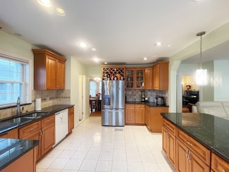 30 Middle St, Newton, MA 02458