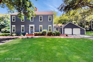 12 Chippewa Ct, Lake Barrington, IL 60010