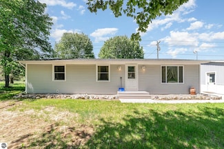 7205 N Gilmore Rd, Farwell, MI 48622