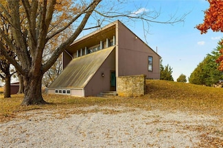 125 N 1150 Rd, Berryton, KS 66409