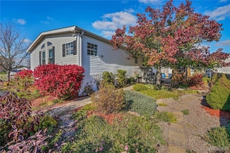 807 Fernwood Dr, Lockport, NY 14094