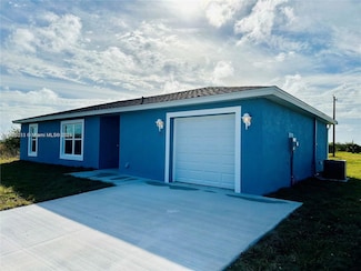 131 Carousel Ave, Labelle, FL 33935