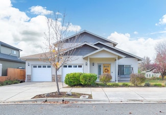 356 SW Bayou Place, Grants Pass, OR 97526
