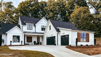 9728 Clingmans Dome Dr, Knoxville, TN 37922