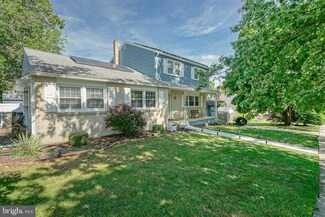 2 Riviera Dr, West Deptford, NJ 08096