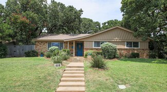 828 Woodcrest Dr, Hurst, TX 76053