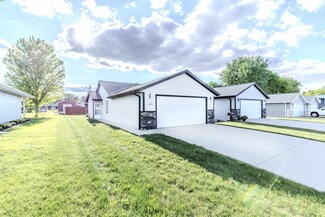 1008 S Market St Unit B, Lake Park, IA 51347