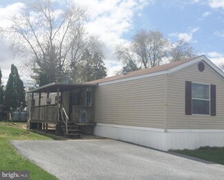 4 S Green Acres Cir, Akron, PA 17501
