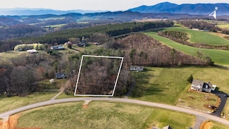 4 Creighton Dr, Rocky Mount, VA 24151