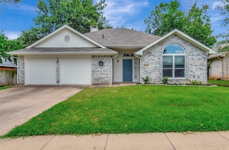 2705 Canterbury St, Euless, TX 76039