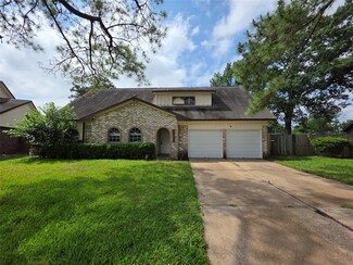 9723 Huntington Way Dr, Houston, TX 77099